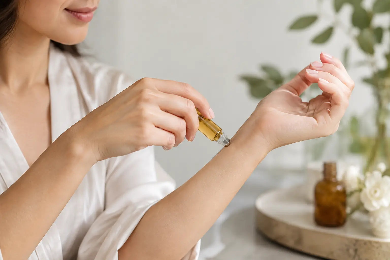 How to Apply Perfume Oil for a Lasting Scent